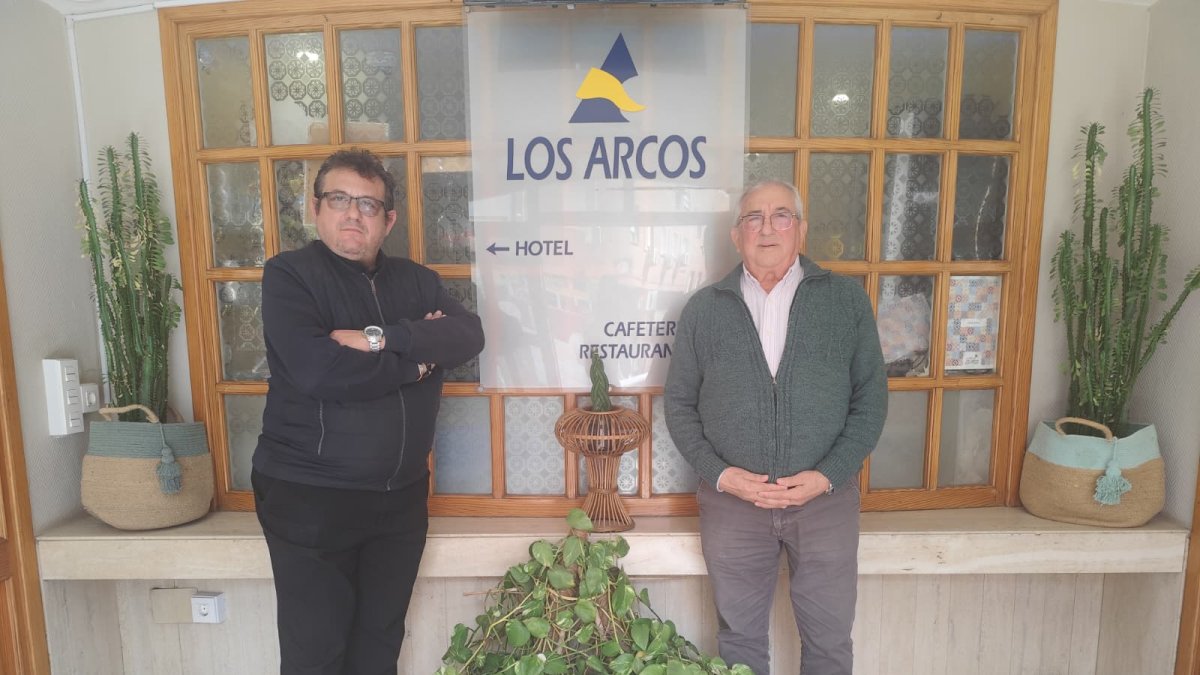 Juan José López Céspedes junto a su hijo Juan, en la entrada del establecimiento.