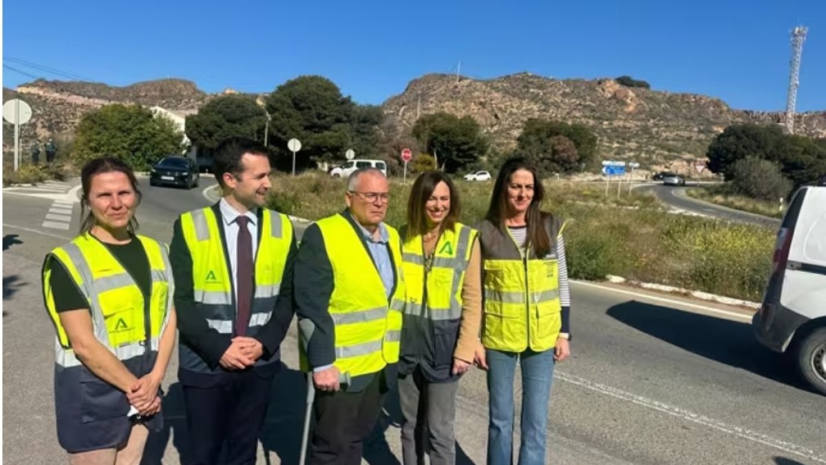 La consejera de Fomento, Articulación del Territorio y Vivienda de la Junta de Andalucía, Rocío Díaz, durante una de sus visitas a Garrucha
