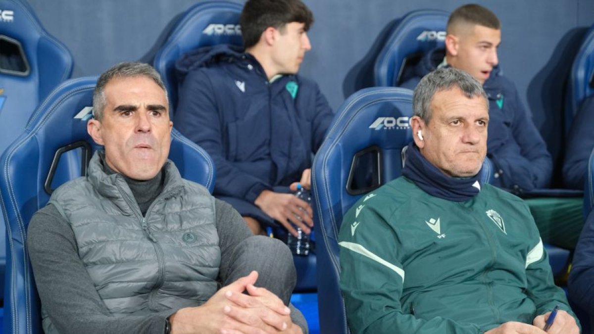 Garitano y Patxi Ferreira en su último partido al frente del Cádiz.