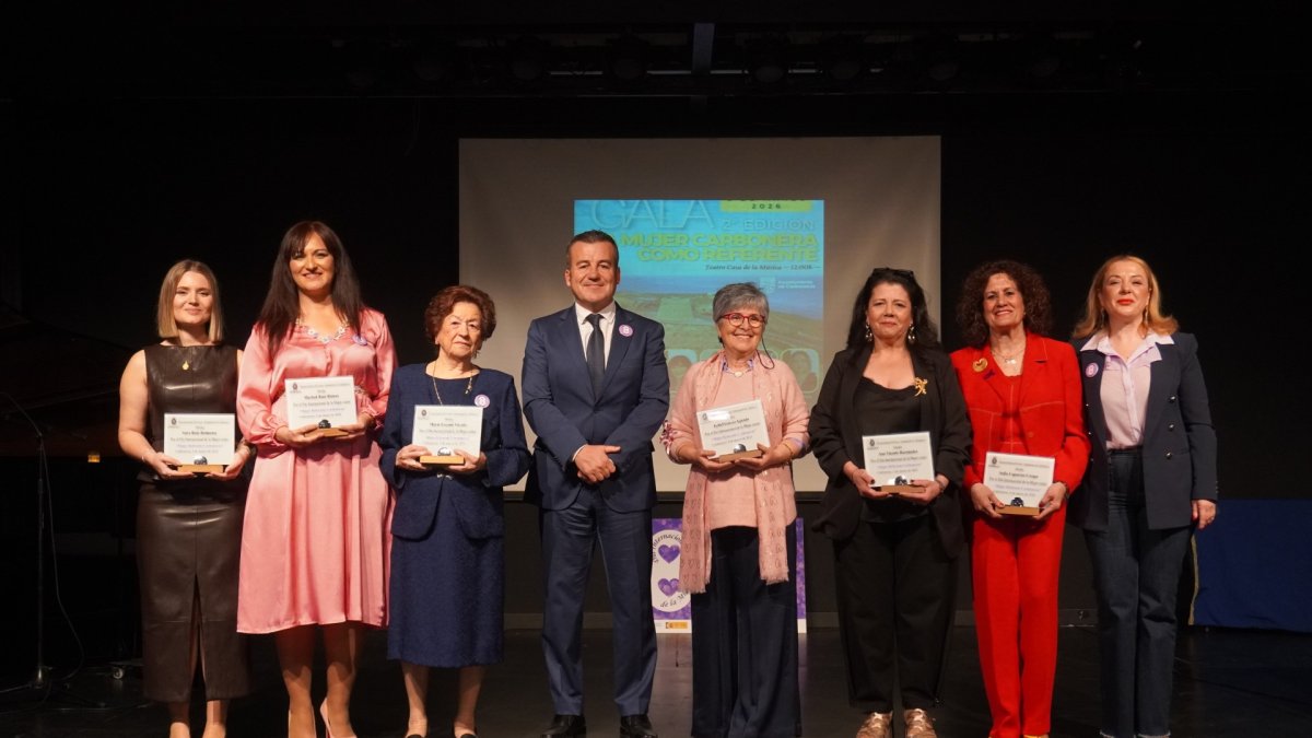 El alcalde junto con las premiadas en esta edición
