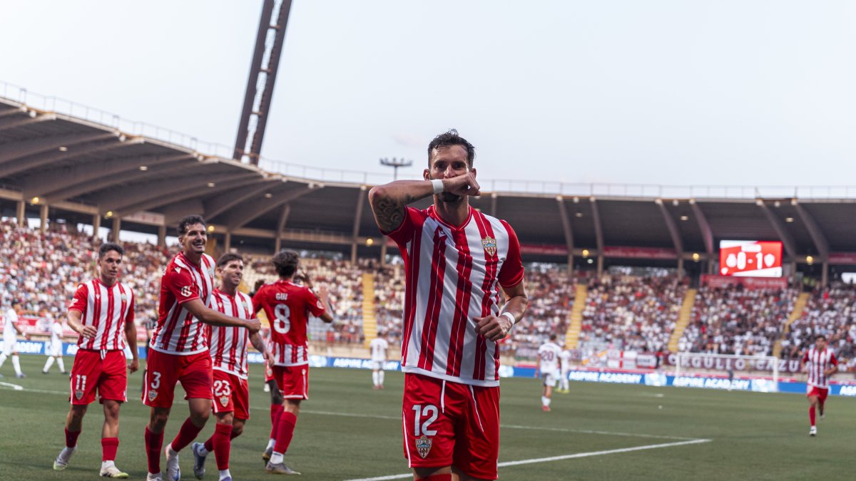 Un gol de Leo Baptistao en el Reino de León le daba la primera victoria de la temporada al Almería.