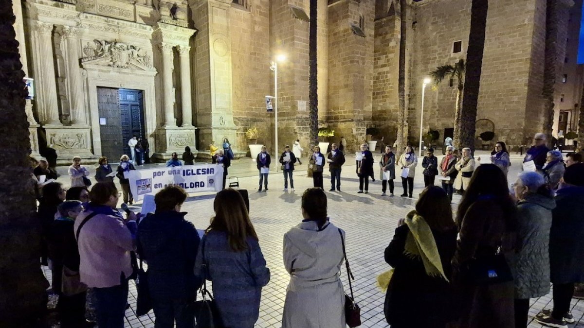 Imagen de la concentración a las puertas de la Catedral de Almería.