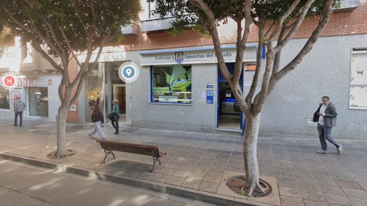 Fachada de la administración de 'El Duende Verde de la Suerte'.