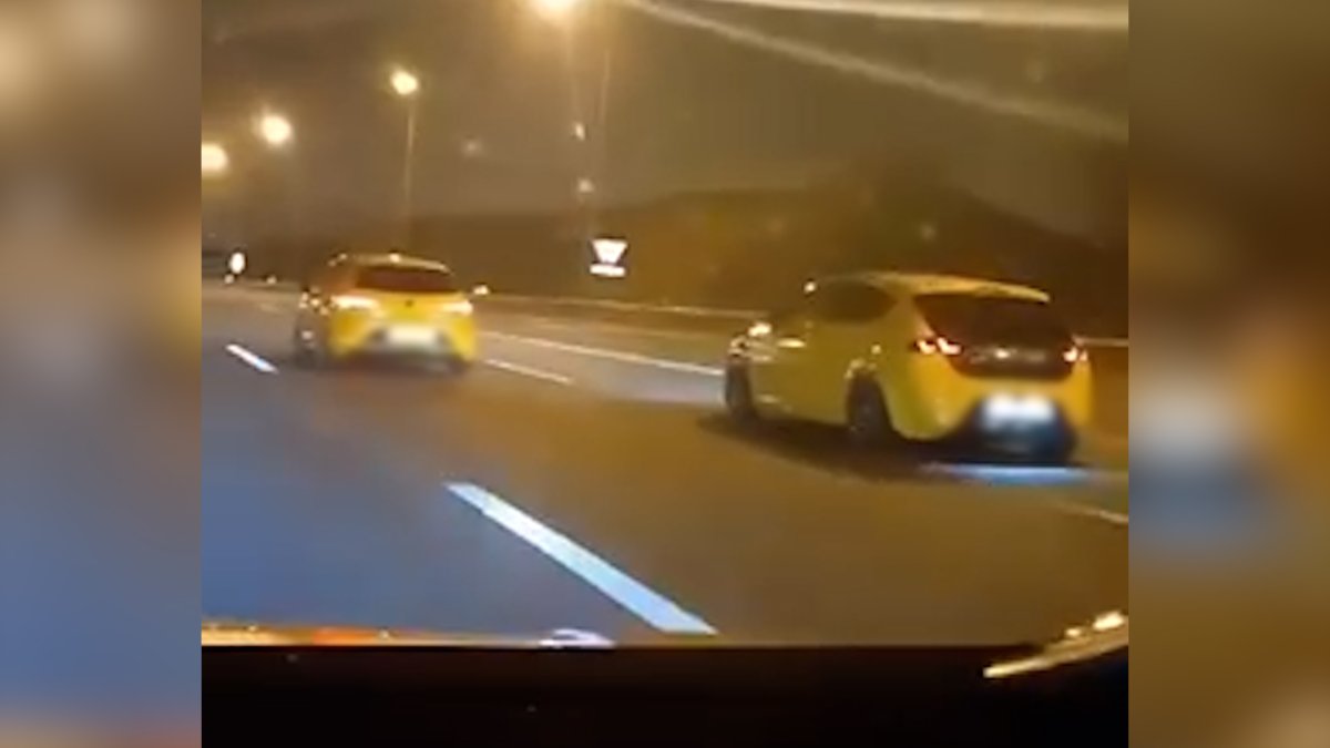 Imagen de archivo de dos vehículos involucrados en una carrera ilegal