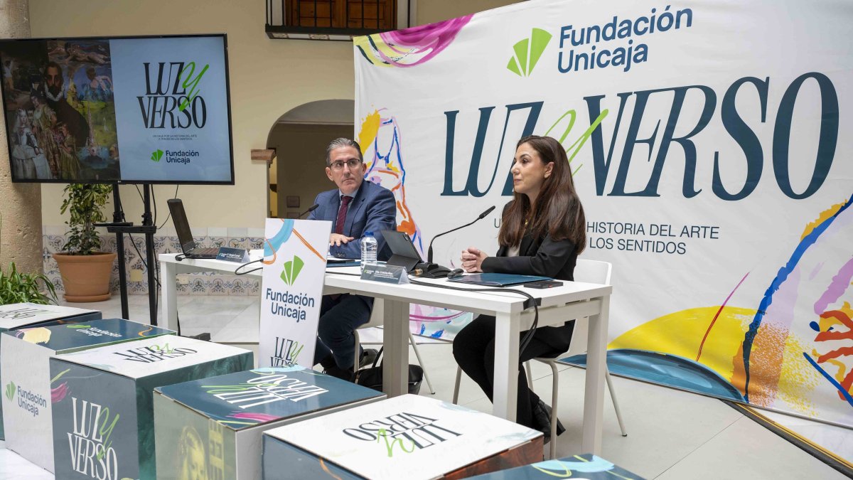 El director general de la Fundación Unicaja, Sergio Corral, y la directora de División de Actividades, Comunicación e Imagen de la institución, Cristina Rico, durante la presentación de 'Luz y Verso'.