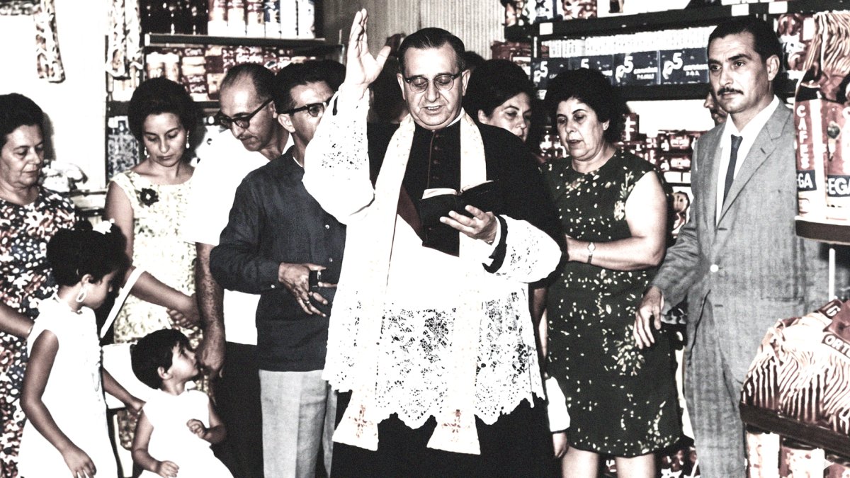 Los alrededores del Mercado olían al café  recién tostado de la casa ‘Café Ortega’. En la imagen, un momento de la bendición de la tienda en agosto de 1966.