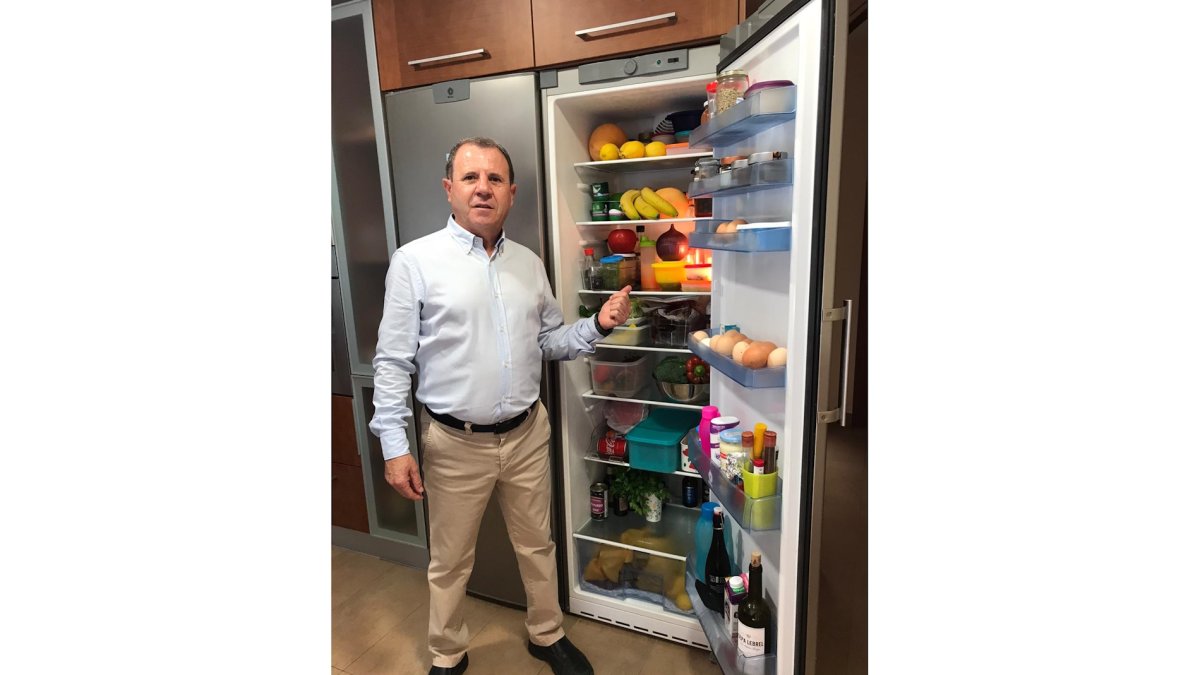 Jerónimo Parra junto a su nevera familiar.