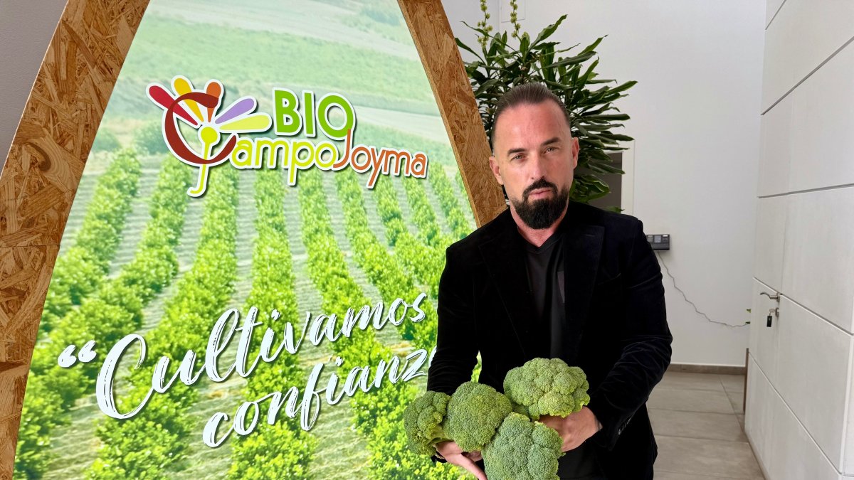 Francisco Montoya, con el brócoli bio en la sede de Campojoyma