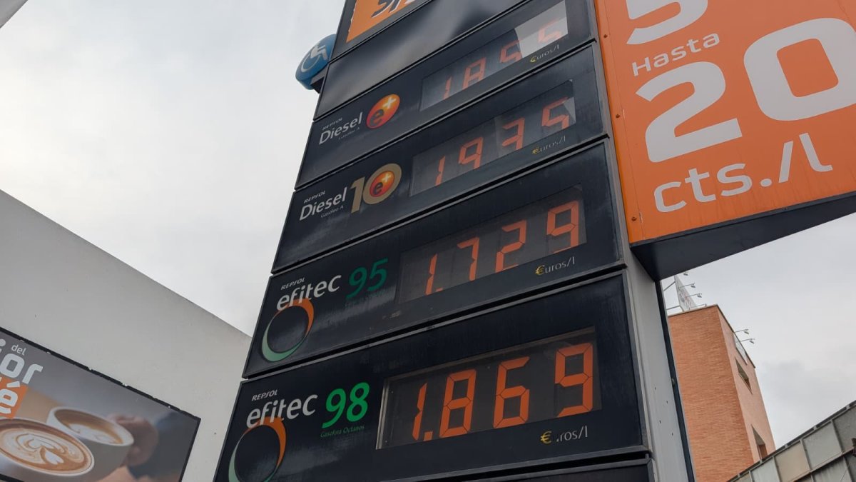 Precios del combustible en una gasolinera de Almería.