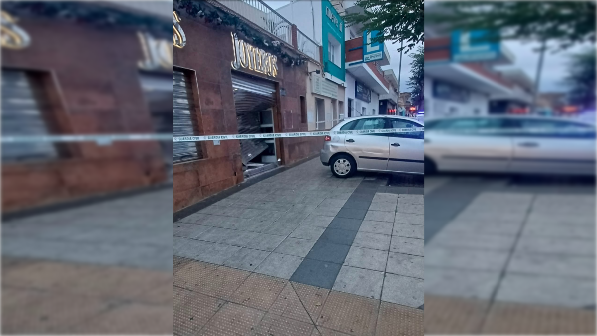 Imagen de la joyería en la que han robado por medio del alunizaje.