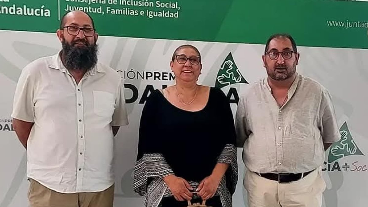 Antonio Torres, tesorero; Josefa Torres, presidenta; y Salvador Ayala, secretario general de la Federación Gitana Andaluza y Almeriense.