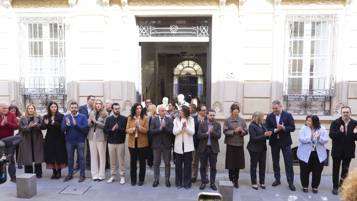 Imagen del minuto de silencio a las puertas de la Diputación Provincial de Almería.