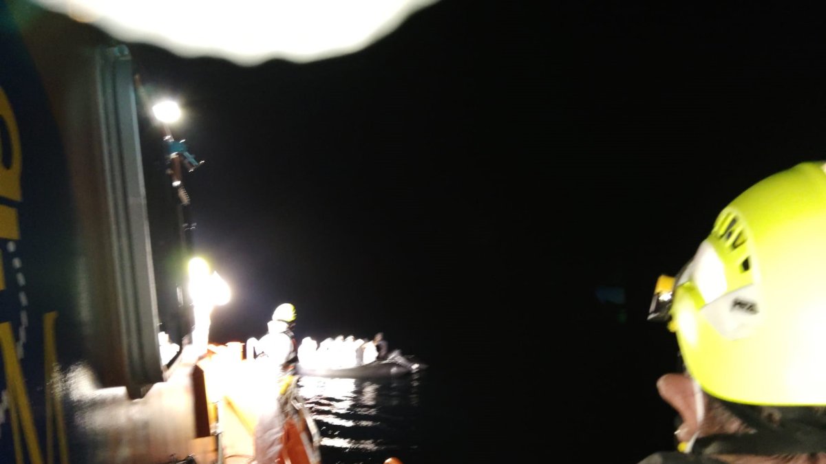 Rescate de 17 migrantes por la Salvamar Gienah en aguas de Alborán