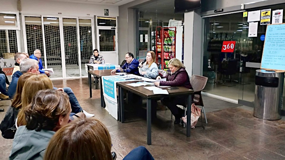 La Asociación de Vecinos Urbaroquemar exige respuestas urgentes a los problemas del barrio tras reunirse con todos los grupos políticos.