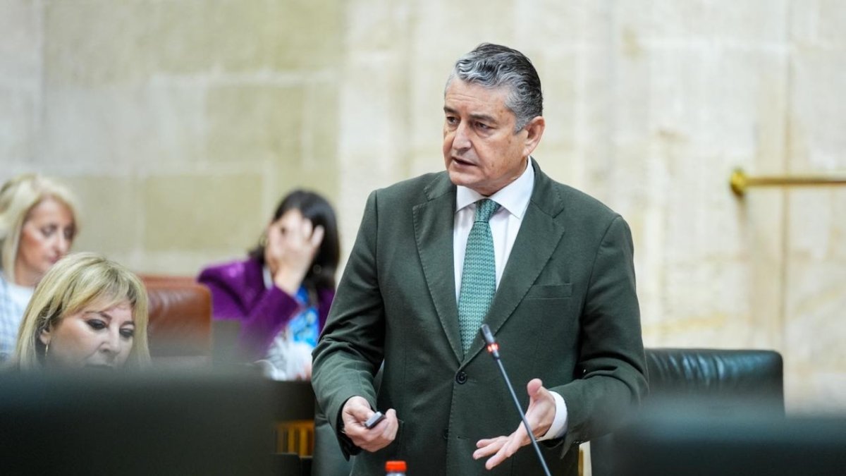 El consejero de Sanidad, Presidencia y Emergencias de la Junta de Andalucía, Antonio Sanz, en el Pleno del Parlamento del 12 de marzo de 2026. 