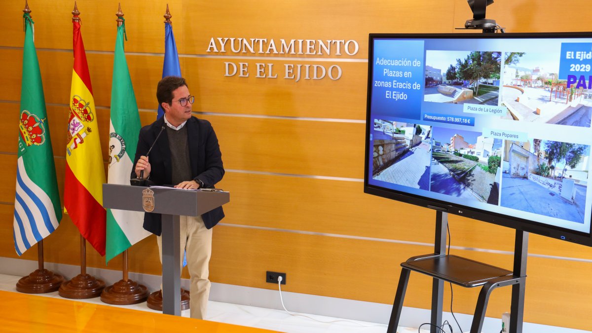 Francisco Góngora explicando los proyectos del PAI 2029 que han sido licitados.