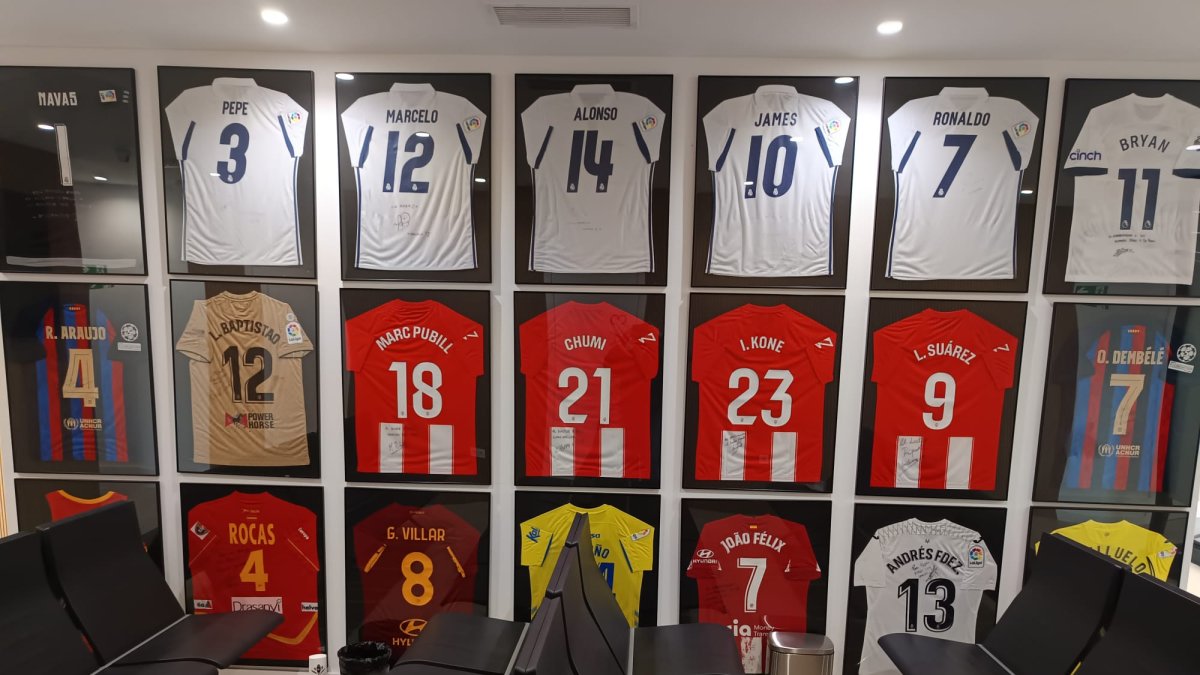 La sala de espera de la clínica del doctor Ripoll en el UD Almería Stadium es un museo con un valor incalculable.