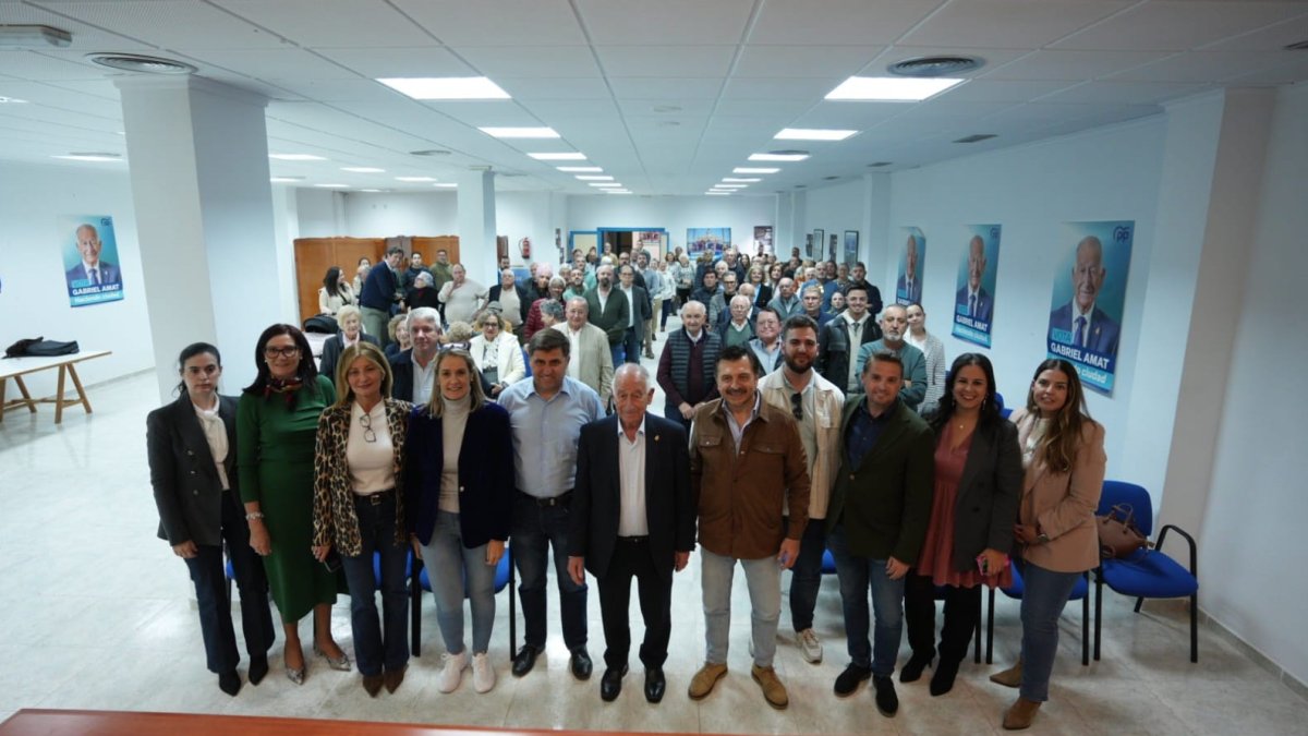 Encuentro con afiliados y simpatizantes del partido en Roquetas de Mar.