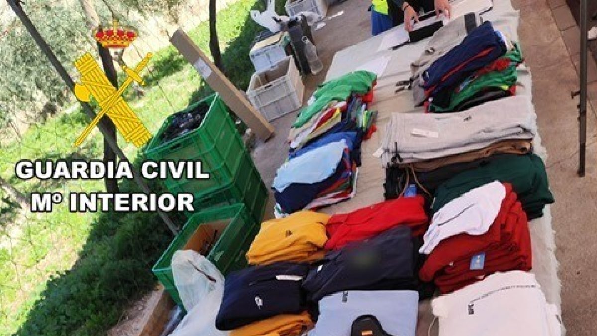 Prendas de ropa falsificadas en un mercadillo ambulante de Berja.