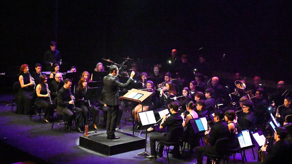 Brillante la actuación de la Coral Polifónica Ciudad de Roquetas y la Banda de Música de la Unión Musical Roquetas de Mar.