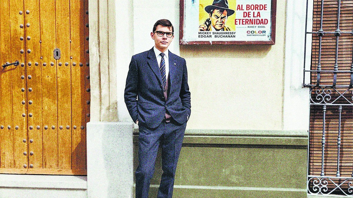 El operador de cabina de cine  Juan Lozano en sus años de juventud, allá por los sesenta. Detrás, uno de los carteles que anunciaban las películas de los cines.