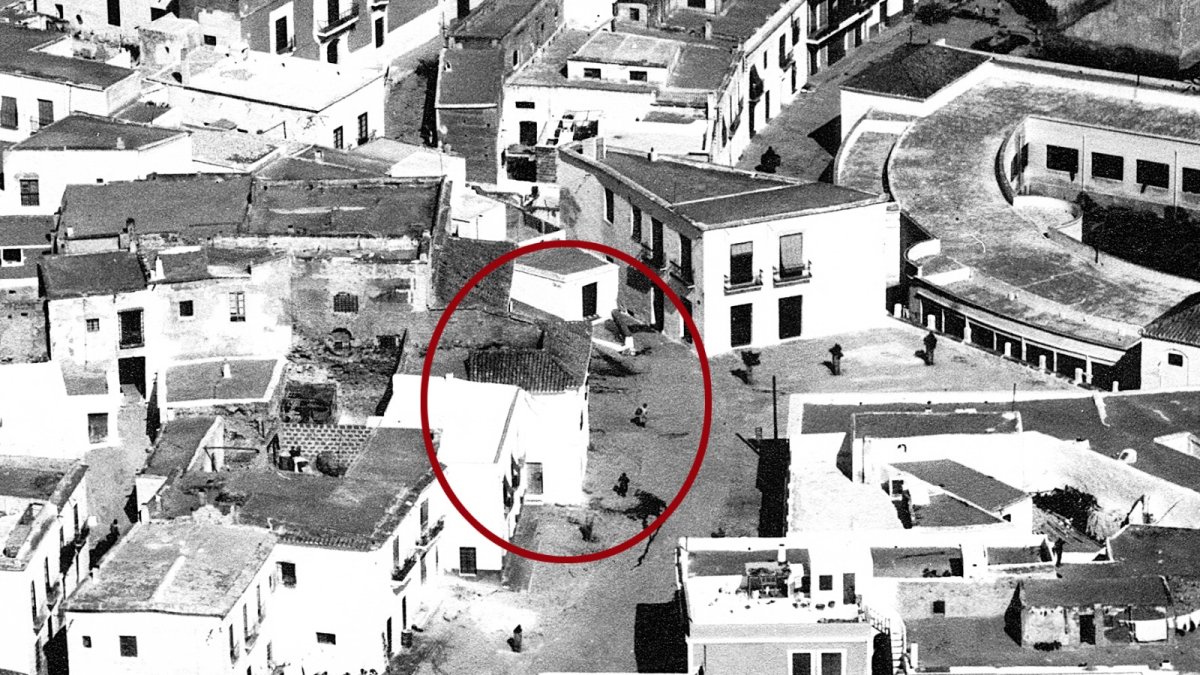 Fotografía aérea en 1962 de la Plaza Vieja de Adra (centro imagen) donde se ubicaba anteriormente el antiguo Ayuntamiento.