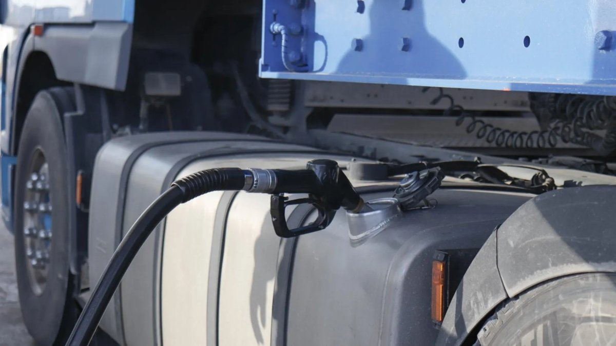 Un camión reposta combustible en una gasolinera.