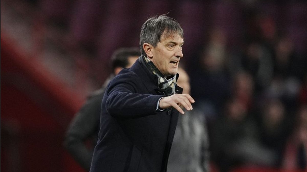 El entrenador del Granada asiste a un cambio de propiedad.