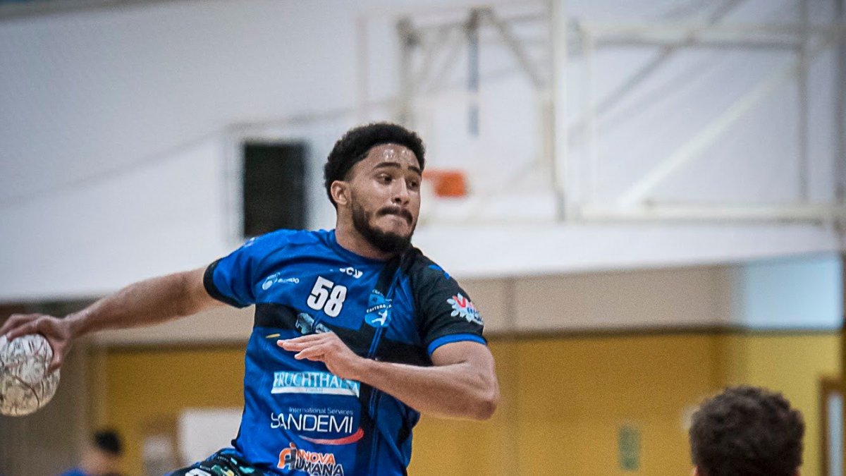 El CBM Cantera Sur El Ejido alterna vigilia y siesta, pero no falla frente a BM Proin Sevilla B (37-26).