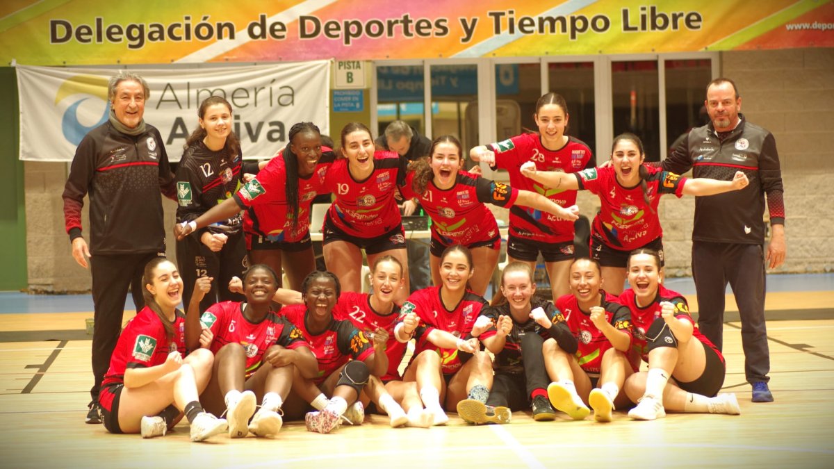 El Agrinova Costa de Almería Roquetas se lleva el derbi.