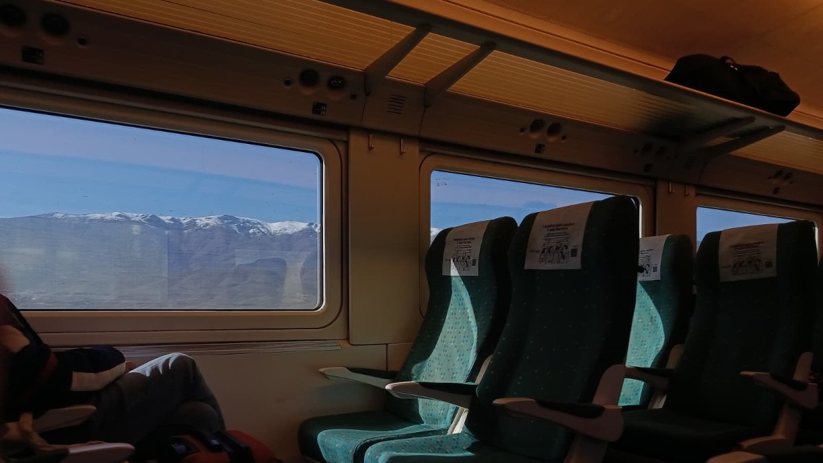 Imagen del interior del tren que salió con casi dos horas de retraso de Almería.