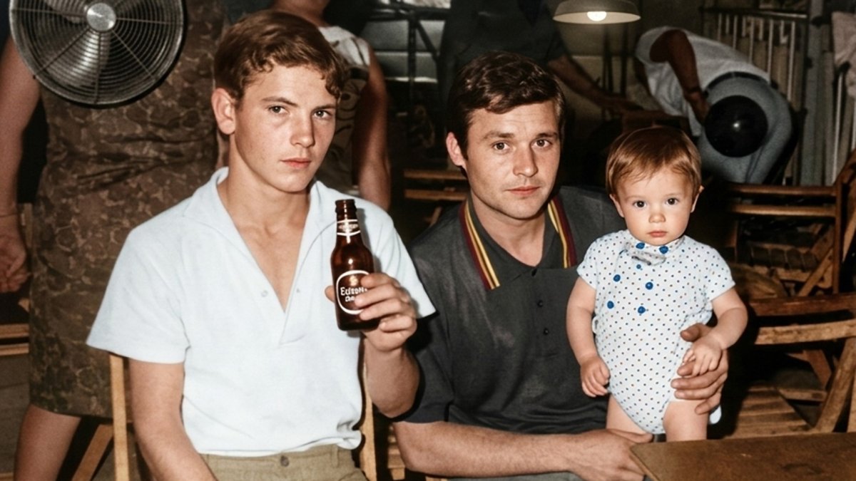 Eloy Tripiana Sánchez con su hijo en brazos.