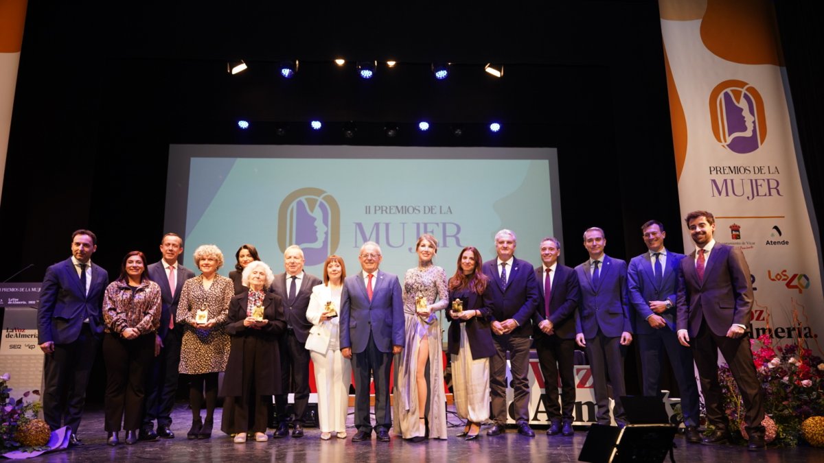 Foto de familia de la gala de los II Premios de la Mujer de LA VOZ.