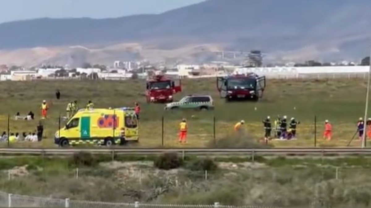 Imagen de la intervención de emergencias en el simulacro de esta mañana en el Aeropuerto de Almería.