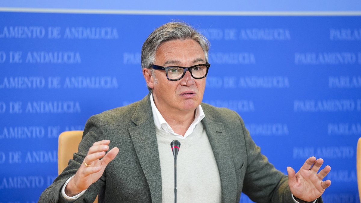 El portavoz del Grupo Parlamentario Vox, Manuel Gavira, durante la ronda de ruedas de prensa de portavoces de los grupos parlamentarios en el Parlamento de Andalucía, a 18 de marzo de 2026 en Sevilla (Andalucía, España). Los portavoces de los grupos parla