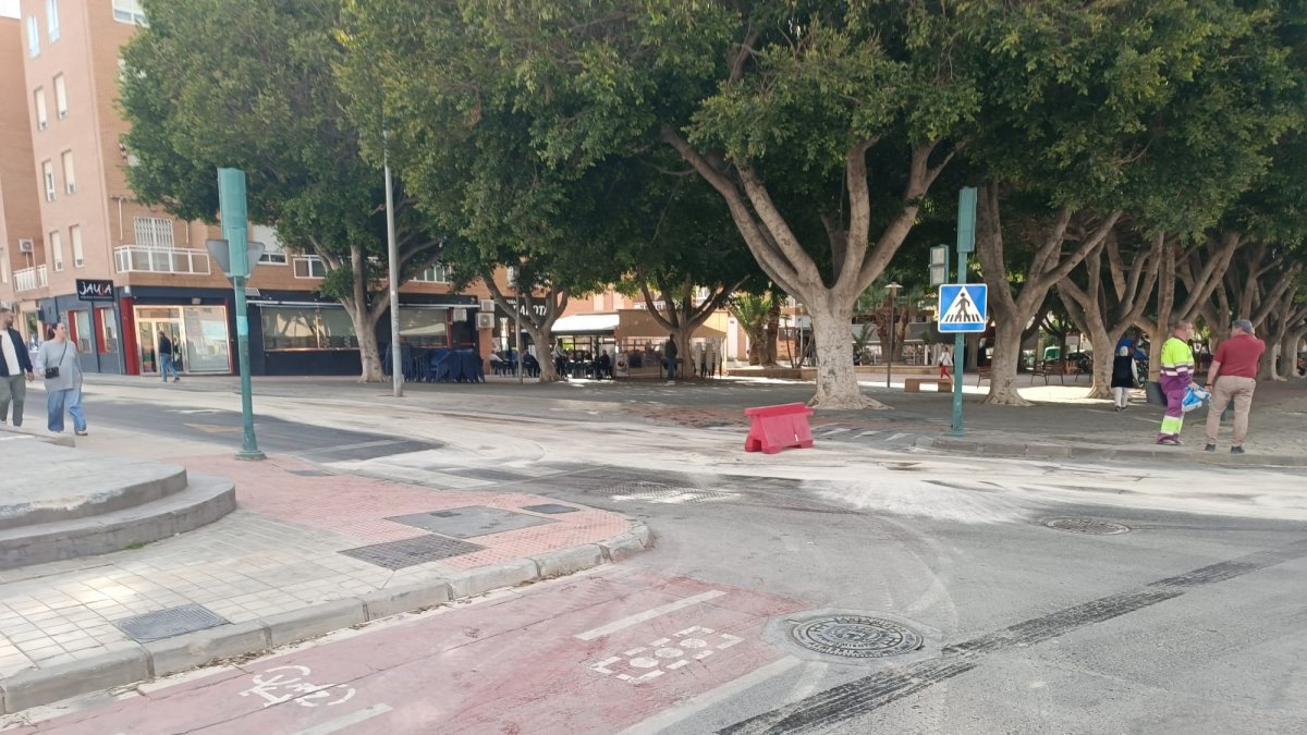 Labores para absorber el líquido que provocó varias caídas esta mañana.