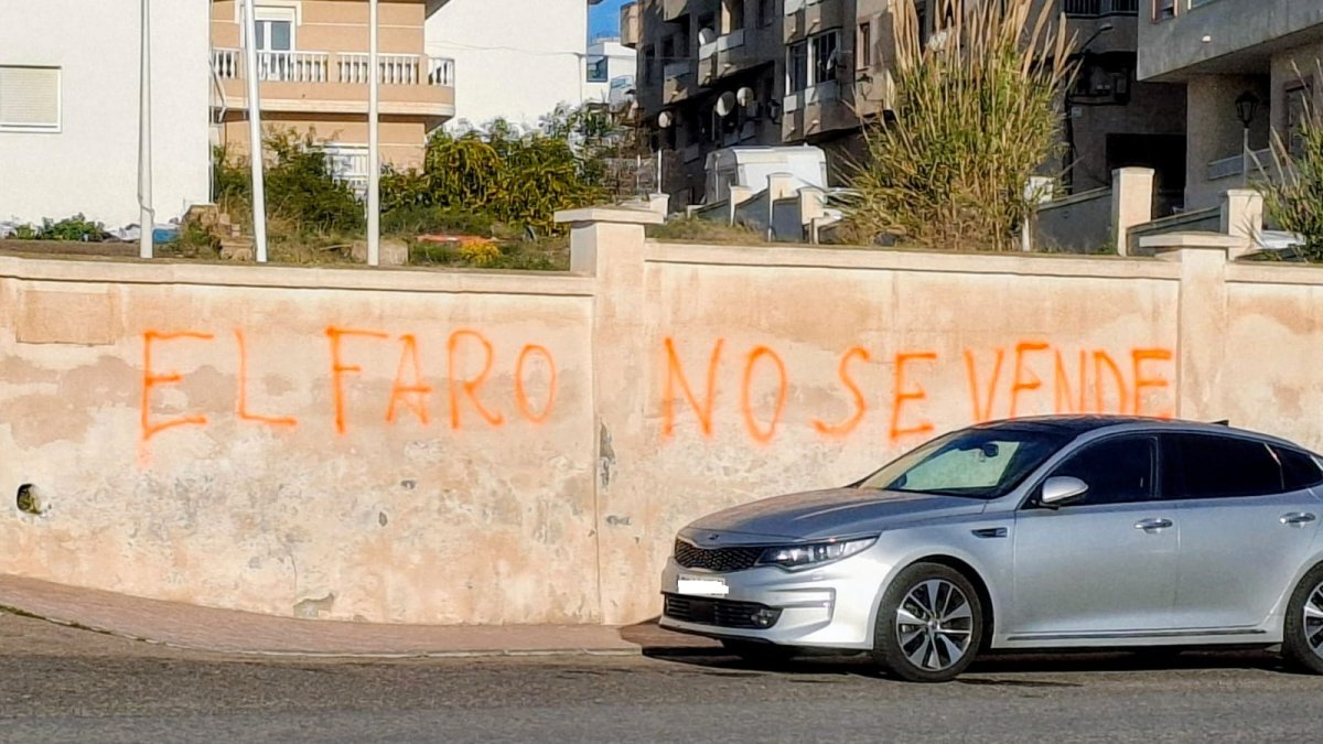 Pintada aparecida días atrás en el entorno del Faro de Garrucha.