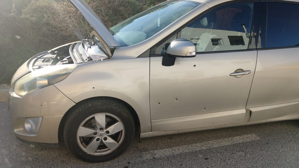 Imagen del Renault Clio que apareció con siete orificios de bala en el centro de Cuevas del Almanzora.