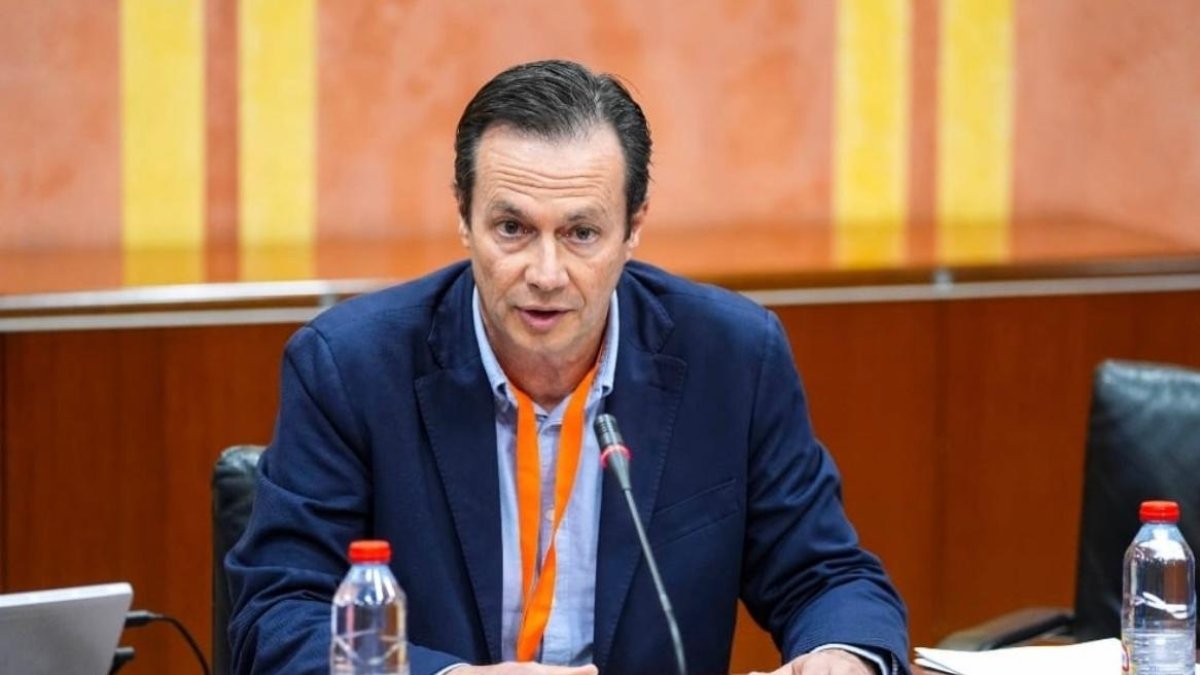 Francisco Miguel Guerrero Montero, gallardero y profesor en El Ejido, durante su aportación a la Ley de Patrimonio Cultural de Andalucía.