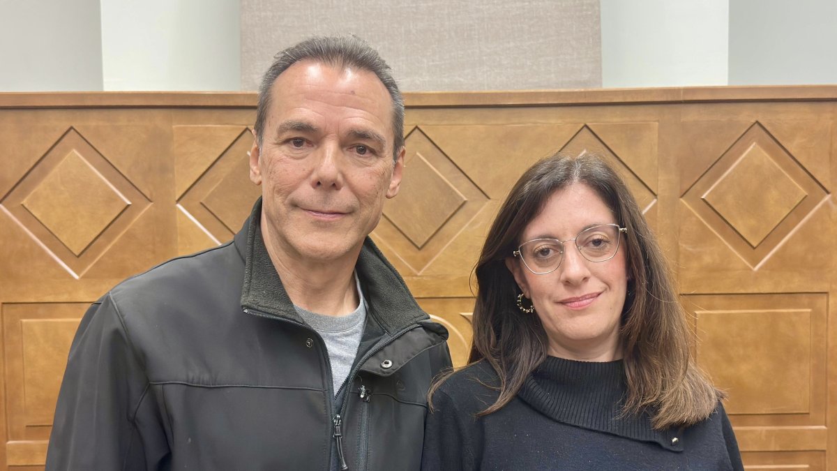 La enóloga y bodeguera Cristina Calvache junto al autor de la entrevista, Antonio Hermosa.