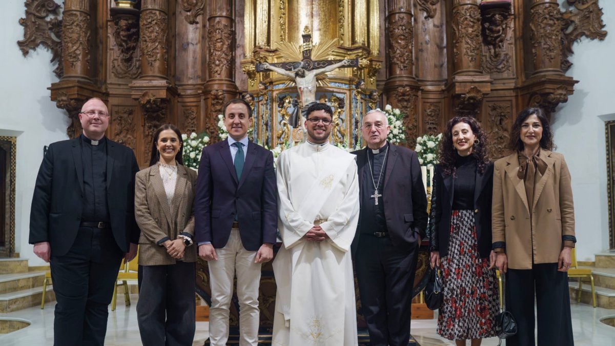 Uno de los momentos vividos durante la ordenación en Vera.