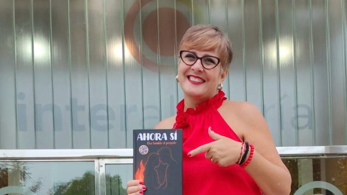 Sonia Martín con su primera novela romántica, 'Ahora sí: que tiemble el presente'.