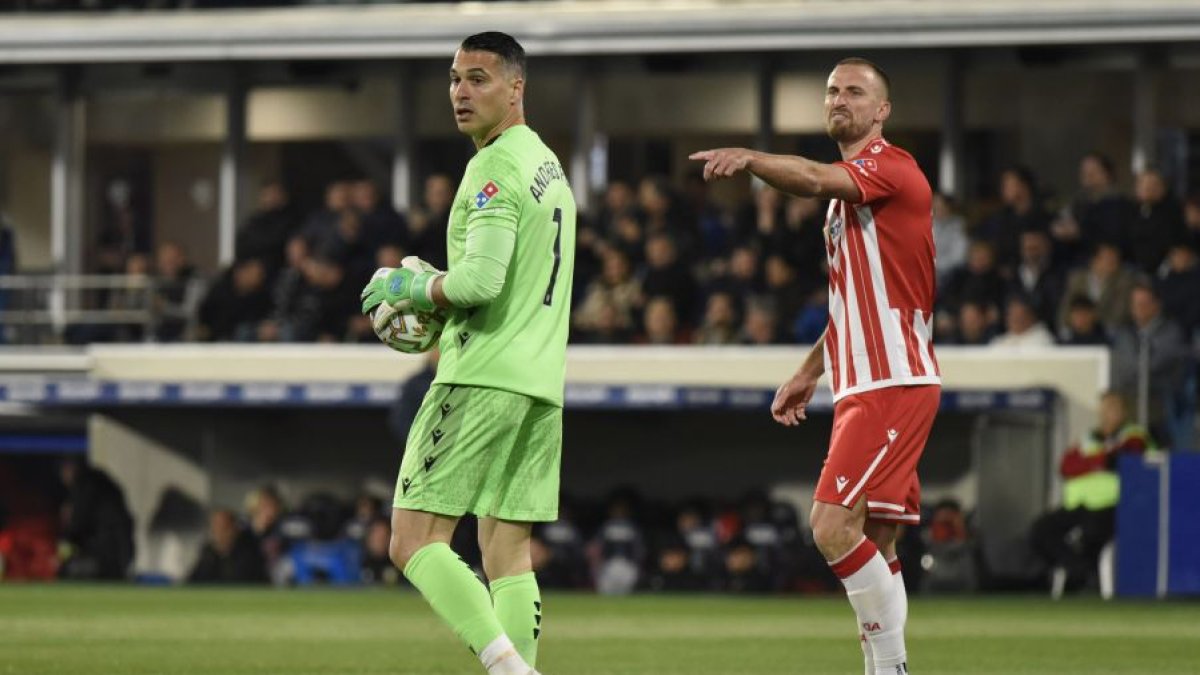 Andrés Fernández y Rodrigo Ely en el Huesca-Almería.