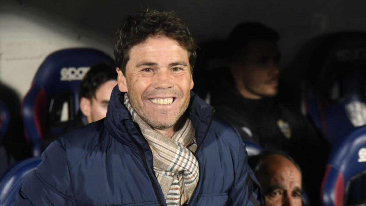 El entrenador catalán del Almería en el banquillo en El Alcoraz de Huesca.