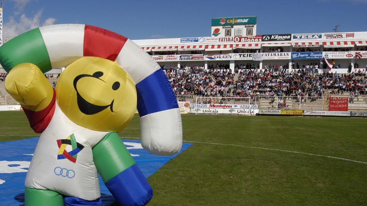 Indalete, la mascota de los Juegos Mediterráneos de 2005, en el Municipal Juan Rojas un año antes de despedirse del fútbol profesional.