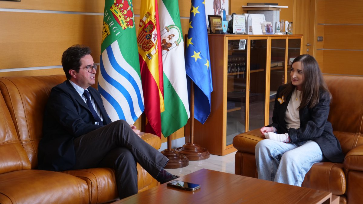 El alcalde Francisco Góngora, con Patricia Lupión, primera ejidense con piel de mariposa que recibirá tratamiento con terapia génica para mejorar su calidad de vida.
