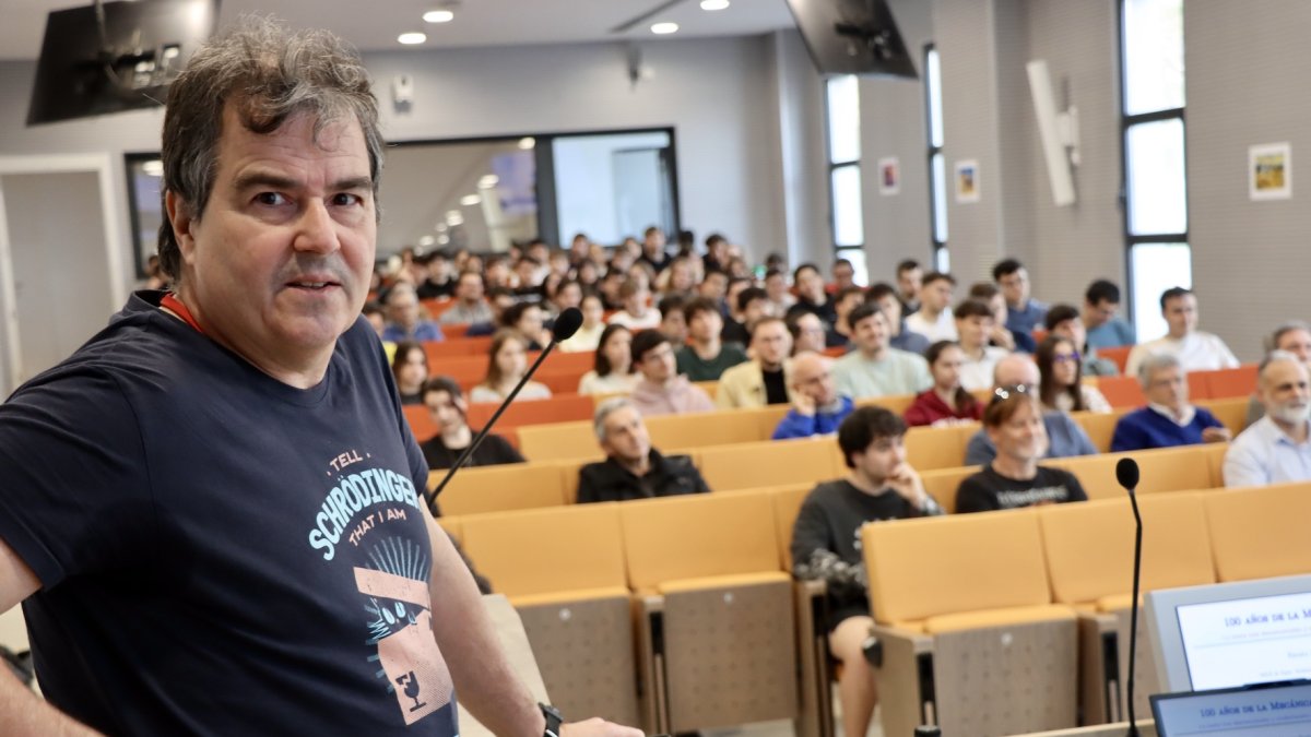 El catedrático de Análisis Matemático de la Universidad de Sevilla, Renato Álvarez, en un momento de su tercera participación en los Viernes Científicos de la UAL.