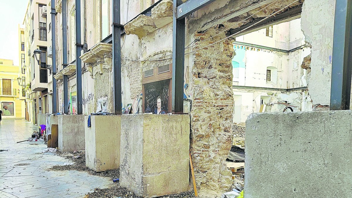 Los okupas se habían instalado en los recovecos de la fachada creando auténticos zulos.