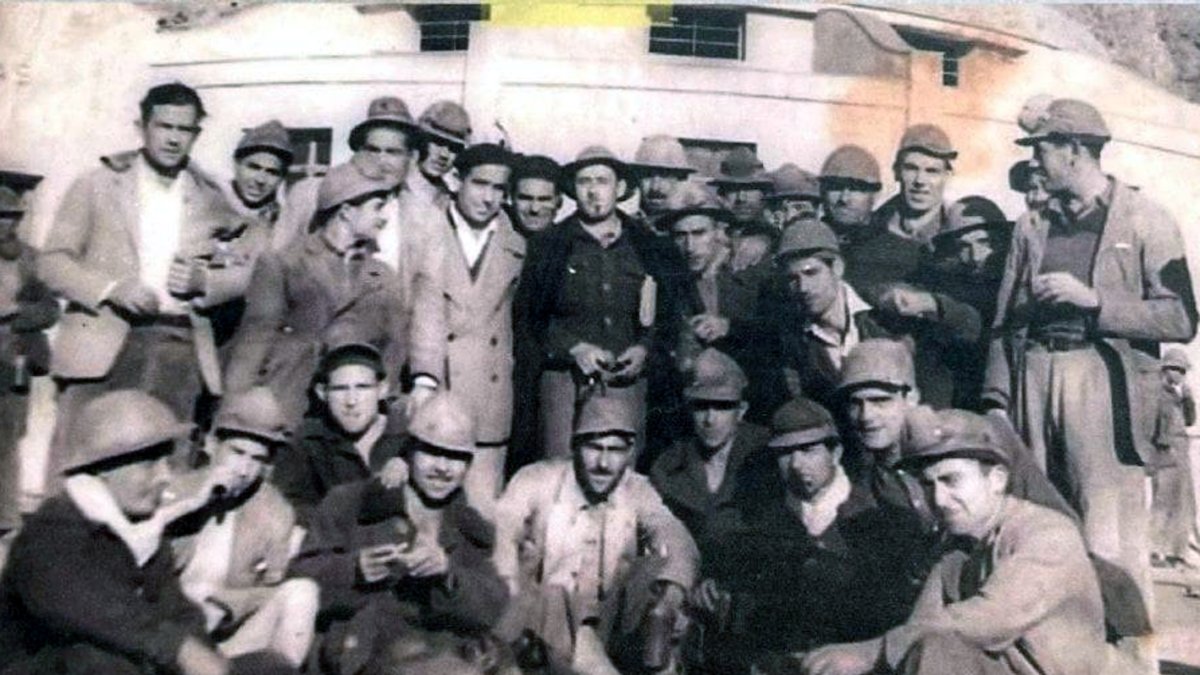 Los mineros de Almagrera junto al poblado de El Arteal, tras una jornada de trabajo en los años 50. Fue diseñado por Antonio Góngora Galera.