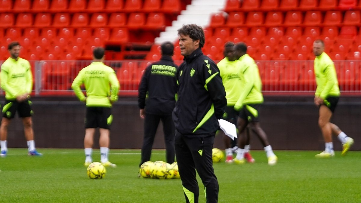 Al entrenador del Almería le gusta ser perseguido en la clasificación.